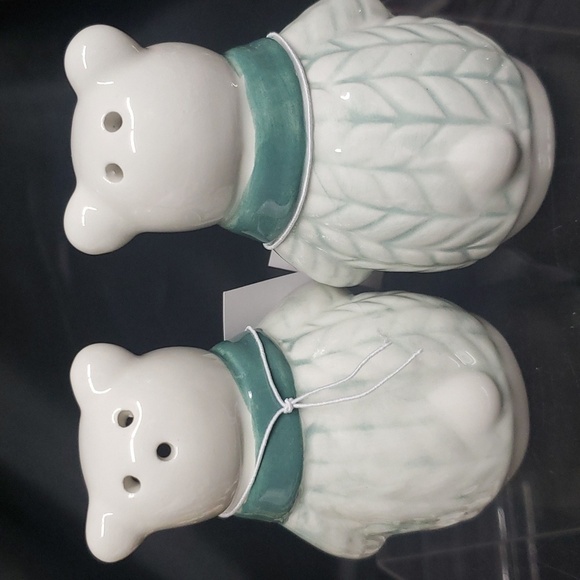 Youngs NWT Ceramic Polar Bear with Sweater and Scarf Salt and Pepper Shakers - Picture 2 of 4